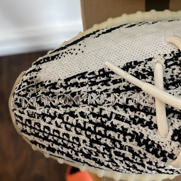 A pair of used Yeezy zebras 350 V2’s 2017 edition - Picture 7 of 8